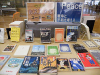 おすすめ本コーナー「Peace－戦争と平和を考える－」会場の様子