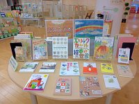 おすすめ本コーナー「子どもと本の架け橋～絵本作家の人となり～」会場の様子