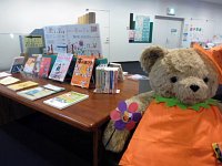 4階ミニ展示コーナー「親から子へ～読書の楽しさを伝えよう～」会場の様子