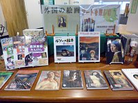 4階ミニ展示コーナー「アートを楽しむ」会場の様子