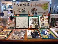 4階ミニ展示コーナー「アートを楽しむ」会場の様子