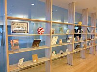 飾り棚展示「本で知る平泉」会場の様子