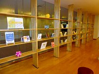 飾り棚展示「暮らしの中に図書館を」会場の様子