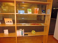 飾り棚展示「暮らしの中に図書館を」会場の様子